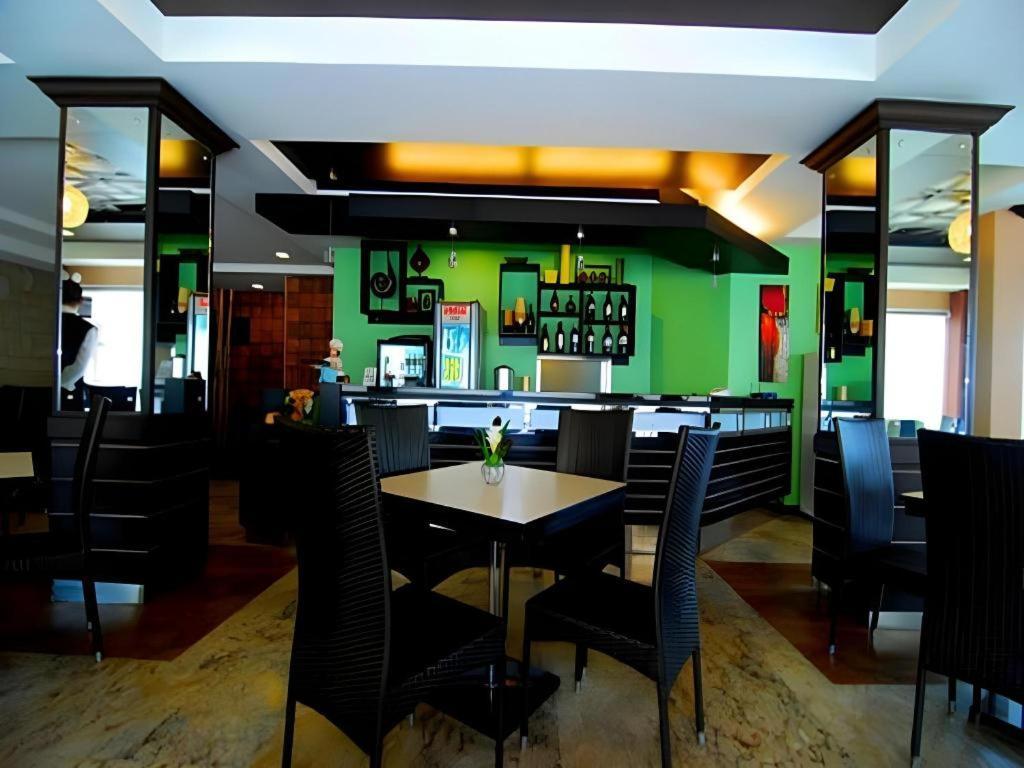 Mo2 Westown Hotel San Juan Bacolod Extérieur photo